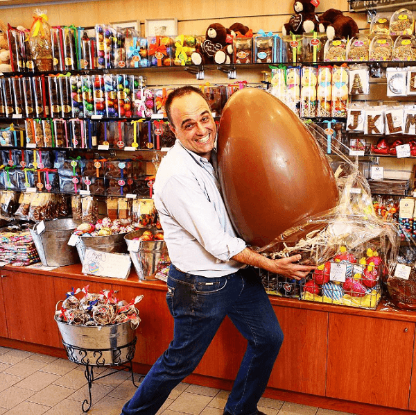 John Kapos, büyük bir çikolata Paskalya yumurtasından esinlenerek bir Snapchat yarattı.