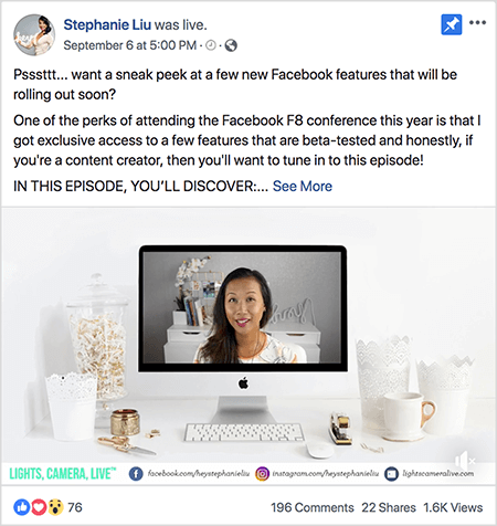 Bu, Stephanie Liu’nun Facebook sayfasındaki bir Facebook Live video gönderisinin ekran görüntüsüdür. Videonun üstündeki metinde "Psssttt... Yakında piyasaya sürülecek birkaç yeni Facebook özelliğine göz atmak ister misiniz? Bu yıl Facebook F8 konferansına katılmanın avantajlarından biri, birkaçına özel erişimim olması. Beta testinden geçmiş özellikler ve dürüst olmak gerekirse, bir içerik oluşturucuysanız, buna alışmak isteyeceksiniz. bölüm! BU BÖLÜMDE KEŞFEDECEKSİNİZ: ". Ardından Daha Fazlasını Gör bağlantısı görünür. Metnin altında video açma ekranı var. Beyaz bir duvara karşı beyaz bir masa üzerinde bir Mac masaüstü bilgisayarı gösteriyor. Bilgisayarın her iki yanında beyaz bir fare ve zımba ile birlikte birkaç beyaz kap görünür. Mac masaüstü ekranında Stephanie