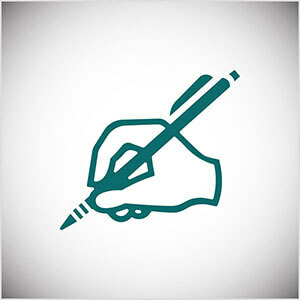Bu, kurşun kalemle yazılan bir elin deniz mavisi bir çizgi örneğidir. Seth Godin, blogunda günlük yazı yazma pratiği yapıyor.
