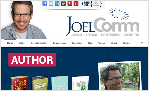 Joel Comm'in web sitesinde Joel'in gülümseyen ve rahat, açık mavi düğmeli bir gömlek ve altında açık gri bir tişört giyen bir fotoğrafı gösteriliyor. Gezinme; ev, yazar, açılış konuşmacısı, girişimci, danışman, blog, podcast, hakkında ve iletişim seçeneklerini içerir. Gezinmenin altındaki kaydırıcı resim, yazdığı kitapları vurgular.