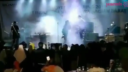 Endonezya'daki tsunami konser esnasında kameralara yansıdı!