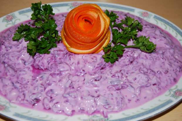 En kolay yoğurtlu mor lahana salatası nasıl yapılır?