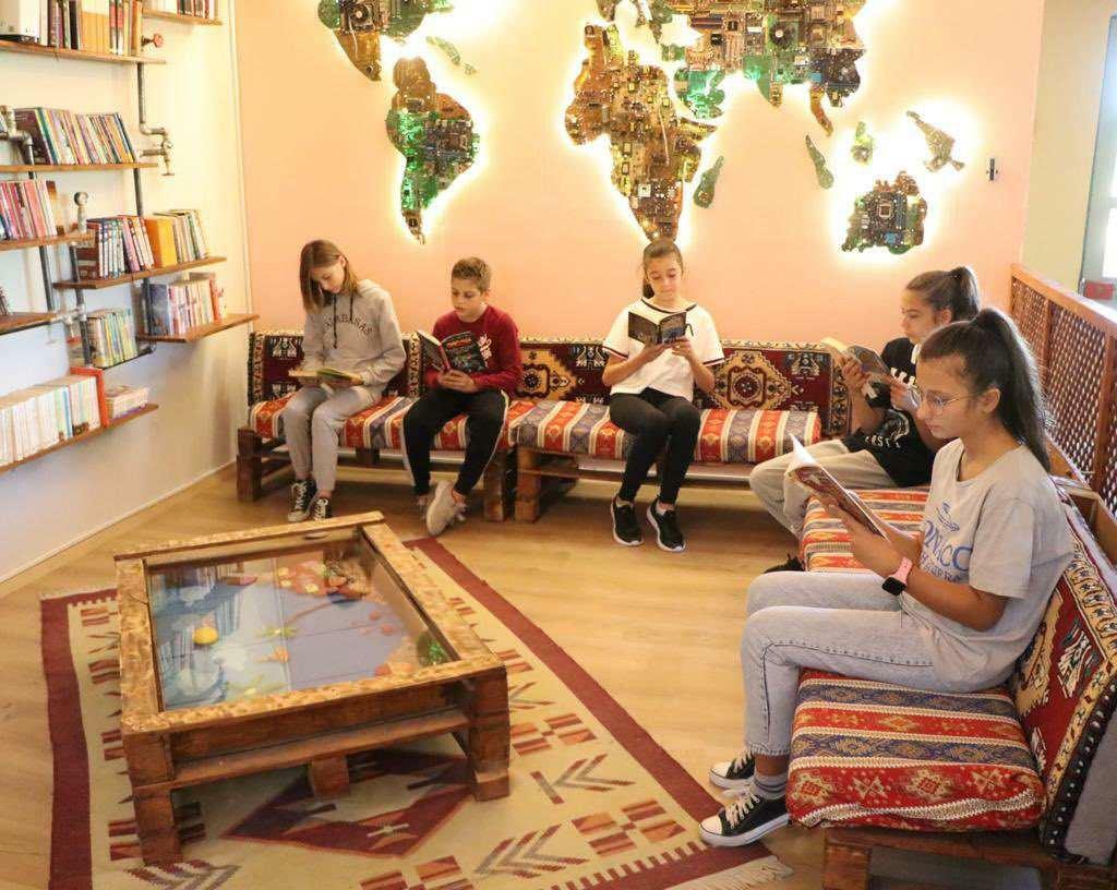 İzmir Bergamada bulunan Ayaskent İrfan Kırdar Ortaokulu geri dönüşüm bahçesi kurdu