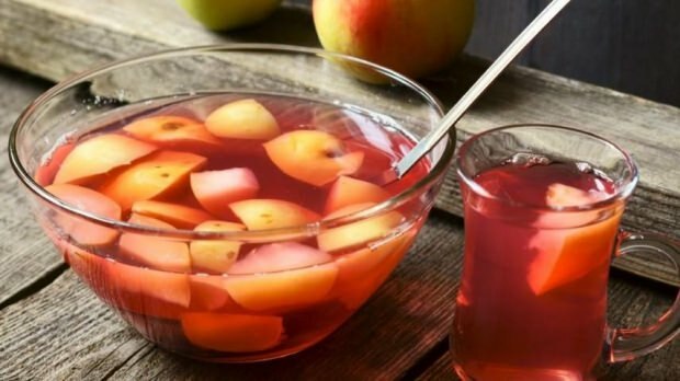 Yaz sıcaklarında enfes elma kompostosu tarifi! Elma hoşafı nasıl yapılır?