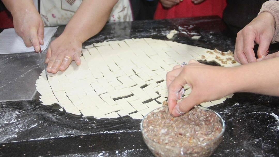 Kadınlar boş zamanlarını değerlendiriyor! İş sahibi olmak için ter döküyor