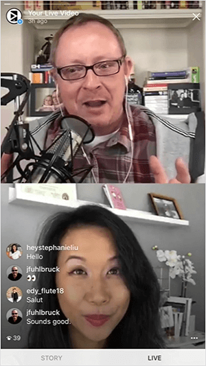 Bu, Todd Bergin ve Stephanie Liu'nun yer aldığı bir Instagram Live videosunun ekran görüntüsü. Üst çerçeve, Todd'u göğsünden yukarısını gösteriyor. Kahverengi saçlı, kestane rengi ve gri kareli gömlek ve siyah çerçeveli gözlükler giyen beyaz bir adam. Beyaz kulaklık kullanıyor ve profesyonel bir mikrofona konuşuyor. Arka plan, bir ev stüdyosunda bir kitaplıktır. Alt çerçeve Stephanie'yi çenesinden yukarısını gösteriyor. Uzun siyah saçları yıpranmış ve makyaj yapmış Asyalı bir kadın. Arka plan, beyaz bir çerçeve çıkıntısına sahip gri bir duvardır ve alt rafta beyaz çiçeklerden oluşan bir vazo vardır. Sol altta, canlı video izleyicilerinin yorumları, sunucuları ve diğer izleyicileri selamlıyor.