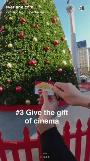 Everlane'nin Snapchat hikayesi, bir film hediye kartı dağıtan bir marka elçisini gösterdi.