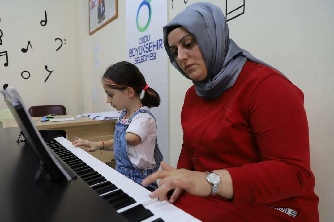 Zeynep annesiyle birlikte piyano çalmayı öğreniyor