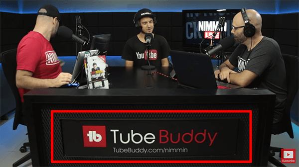 Bu, Nick Nimmin ile Nimmin Live'ın canlı yayınından bir ekran görüntüsü. Canlı yayın stüdyosundaki masa, TubeBuddy'nin gösteriye sponsor olduğunu gösteriyor.