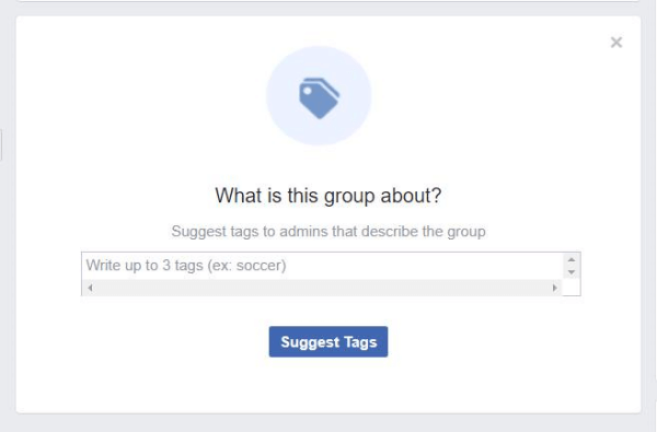 Facebook Gruplarında bulunan bir açılır pencere, üyelerden grubu tanımlayan etiketler önermelerini ister.
