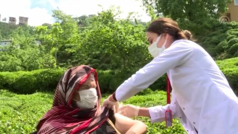 Sağlık çalışanlarının Doğu Karadeniz'in zorlu coğrafyasında 'aşı' mesaisi sürüyor