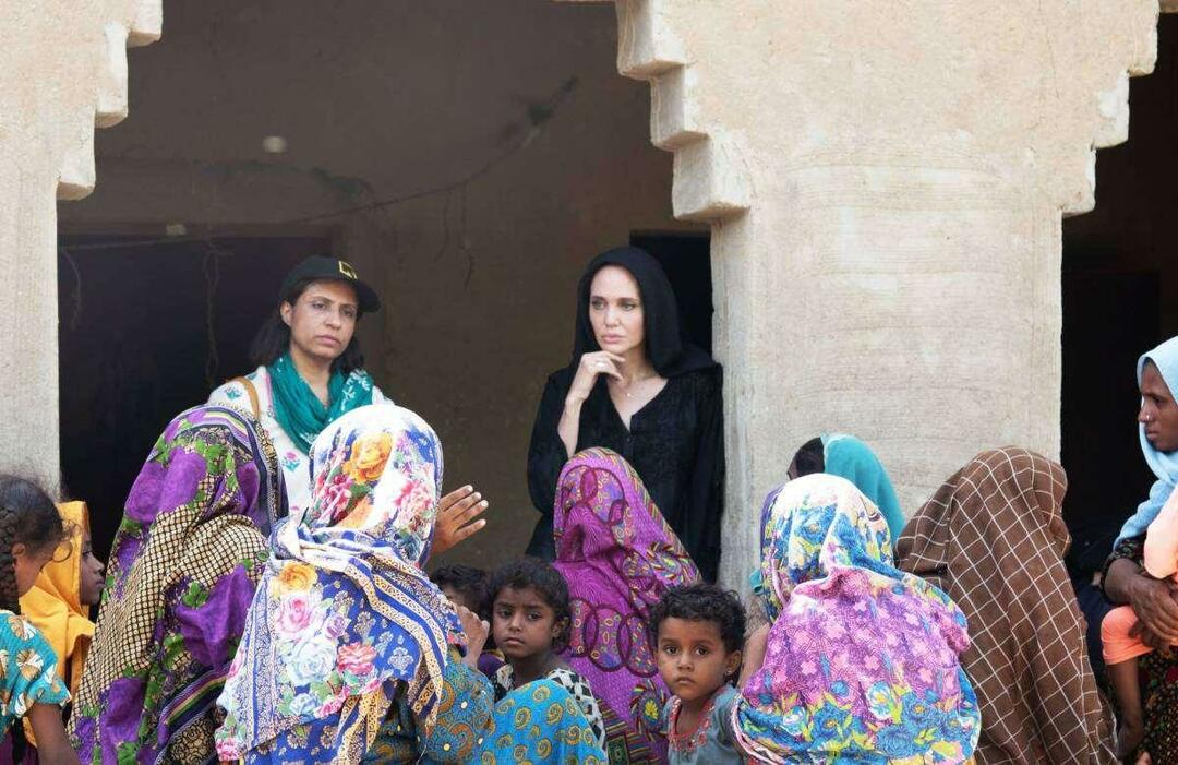 Angelina Jolie Pakistan halkının yardımına koştu!