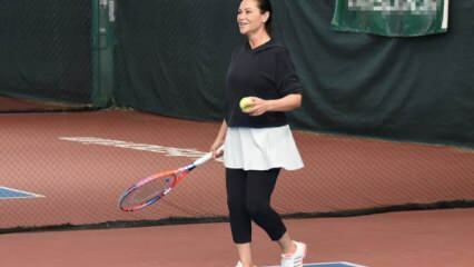 Hülya Avşar evinde tenis oynadı!