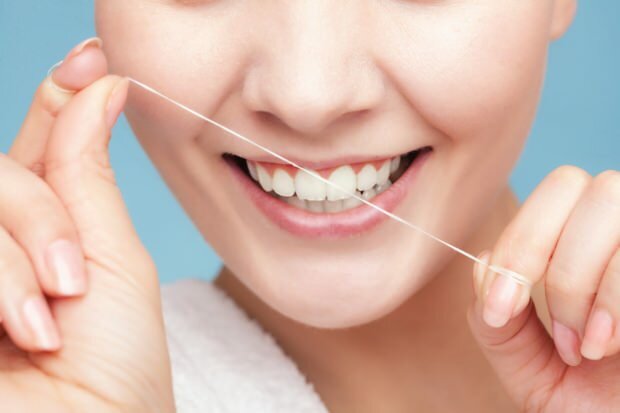 diş aralarındaki kalıntıları temizlemek için diş ipi kullanımı tavsiye edilir