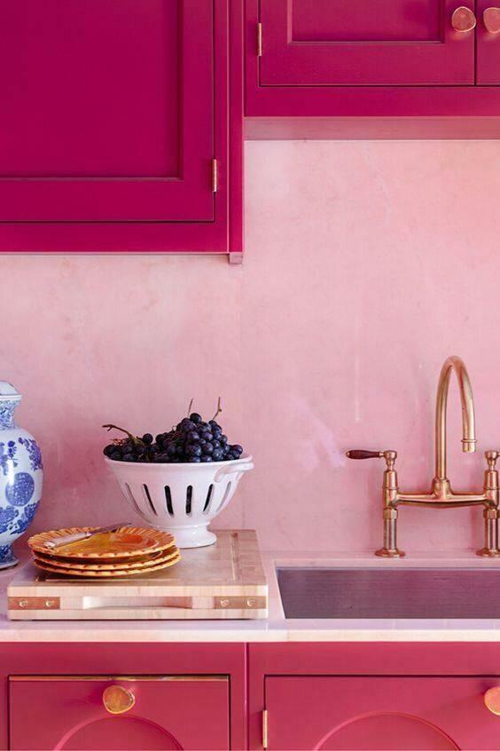 Viva Magenta rengiyle mutfak dekorasyonu