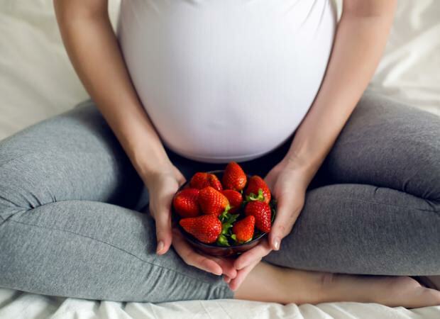 Hamilelikte çilek yemek leke yapar mı? Çileğin zararı var mı?