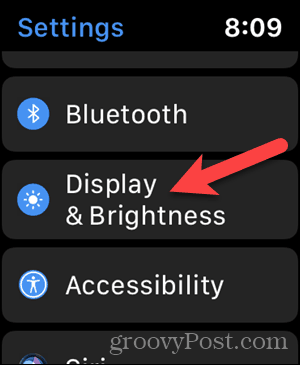 Apple Watch'unuzdaki Ayarlar'da Ekran ve Parlaklık'a dokunun
