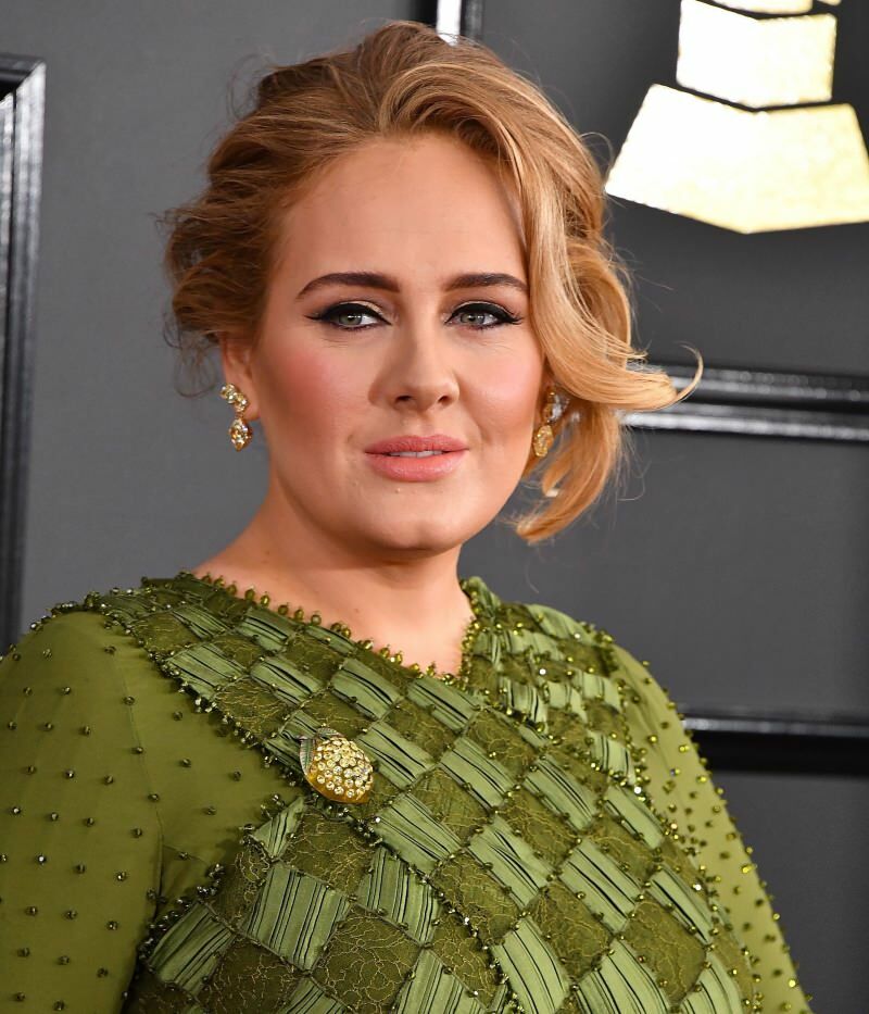 Adele'in babası komşusundan şikayetçi oldu: Kızımın şarkılarını söyleme!