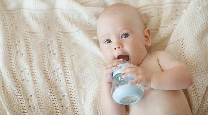 Bebeklere su verilmeli mi?