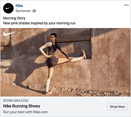 Bu, Nike koşu ayakkabıları için bir Facebook reklamıdır. Reklam metninde "Morning Glory" ve sonraki satırda "Sabah koşunuzdan ilham alan yeni pembe gölgeler" yazıyor. İlan fotoğrafında, Asyalı bir kadın, bir bacağı dümdüz uzatılmış ve ayağı bir çıkıntıda ve diğer ayağı da zemin. Üst yarısı yana doğru kıvrılıyor. Pembe Nike koşu ayakkabıları, beyaz diz çorapları ve koyu gri koşu şortları ve bir atlet giyiyor. Saçları yukarı doğru çekilmiş. Sıva veya toprak görünümlü bir binanın önünde toprak bir yolda. Talia Wolf, Nike
