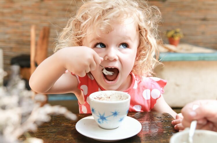 Çocuklar kahve içebilir mi? Zararlı mı?