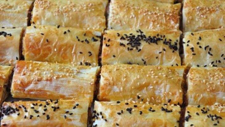 Baklava yufkasından mantarlı börek nasıl yapılır?