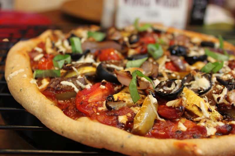 En kolay sebzeli pizza tarifi! Evde sebzeli pizza nasıl yapılır?