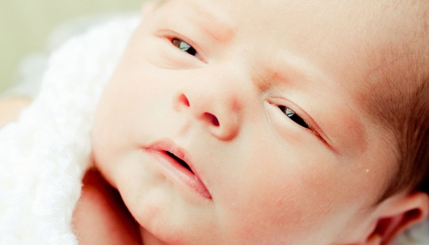 bebeklerde capak nasil temizlenir bebeklerde goz capaklanmasi neden olur anne sutu ile capak masaji