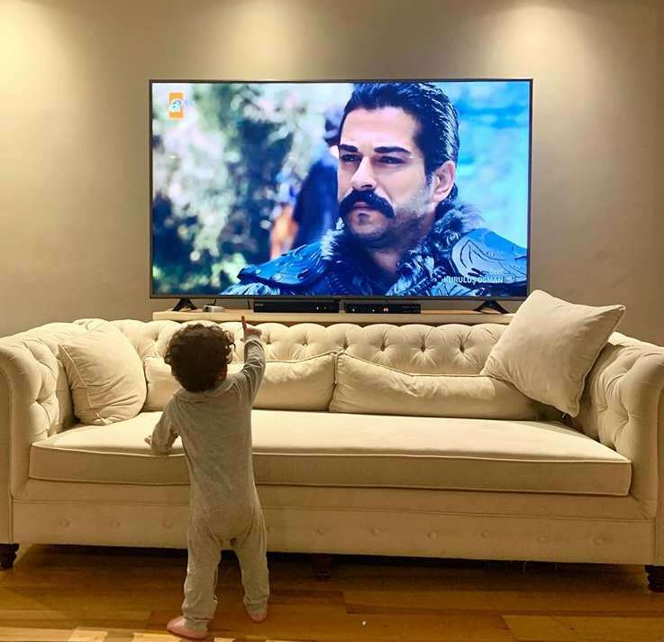 Burak Özçivit ilk kez oğlunu paylaştı! Karan Özçivit babasını televizyonda görünce...
