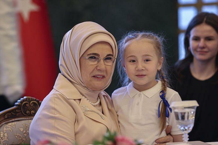 Emine Erdoğan Dünya Kız Çocukları Gününü kutladı