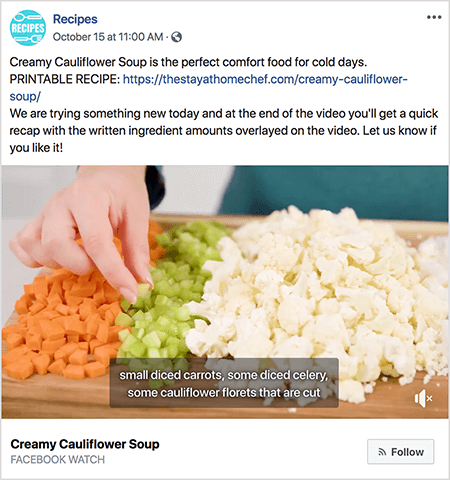Bu, altyazıları gösteren bir videonun ekran görüntüsüdür. Video, Rachel Farnsworth’un Recipes adlı Facebook Watch programından alınmıştır. Video gönderisindeki metin şöyle diyor: "Kremalı Karnabahar Çorbası, soğuk günler için mükemmel bir rahatlatıcı besindir. YAZDIRILABİLİR TARİF: https://thestayathomechef.com/creamy-cauliflower-soup/. Bugün yeni bir şey deniyoruz ve videonun sonunda, videonun üzerine yerleştirilen yazılı içerik miktarlarının hızlı bir özetini alacaksınız. Beğendiyseniz bize bildirin! Videoda hala beyaz bir kadının elinin kesme tahtasından bir parça doğranmış kereviz topladığı görülüyor. Kesimde doğranmış sebze sıraları var. Soldan sağa bu sebzeler havuç, kereviz ve karnabahardır. Video altyazısının gri bir arka planı ve beyaz metni vardır. "Küçük doğranmış havuç, biraz küp küp doğranmış kereviz, kesilmiş karnabahar çiçekleri" yazıyor. Sol altta, koyu siyah metinle Kremalı Karnabahar Çorbası adlı video başlığı var. Başlığın altında gri metinle "Facebook İzle" yazıyor. Sağ altta, RSS simgesi ve İzle metninin bulunduğu açık gri bir düğme vardır.