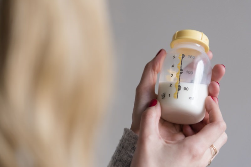 Ağrısız anne sütü nasıl sağılır ve saklanır? Elle ve elektrikli pompa ile süt sağma yöntemi