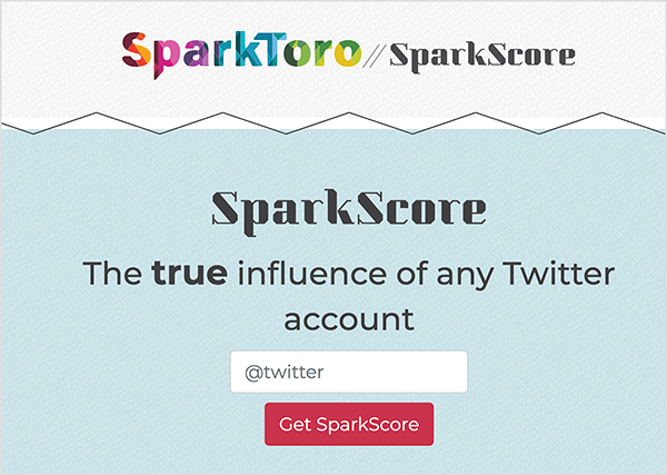 Bu, SparkScore web sayfasının ekran görüntüsüdür. En üstte, gökkuşağı renklerinin geometrik alanlarına sahip ekstra kalın bir yazı tipindeki isim olan SparkToro logosu var. İki eğik çizgiden sonra araç adı SparkScore olur. Slogan "Herhangi bir Twitter hesabının gerçek etkisi" dir. Etiket satırının altında, kullanıcının Twitter tutamaçını ve SparkScore