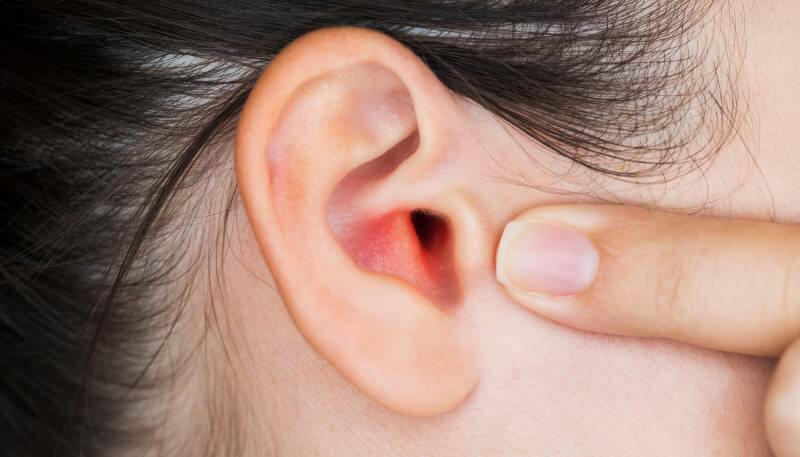 dış kulak iltihabı kızarıklık ve kaşınmaya neden olur