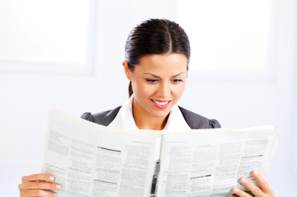 iş kadını bir gazete okur