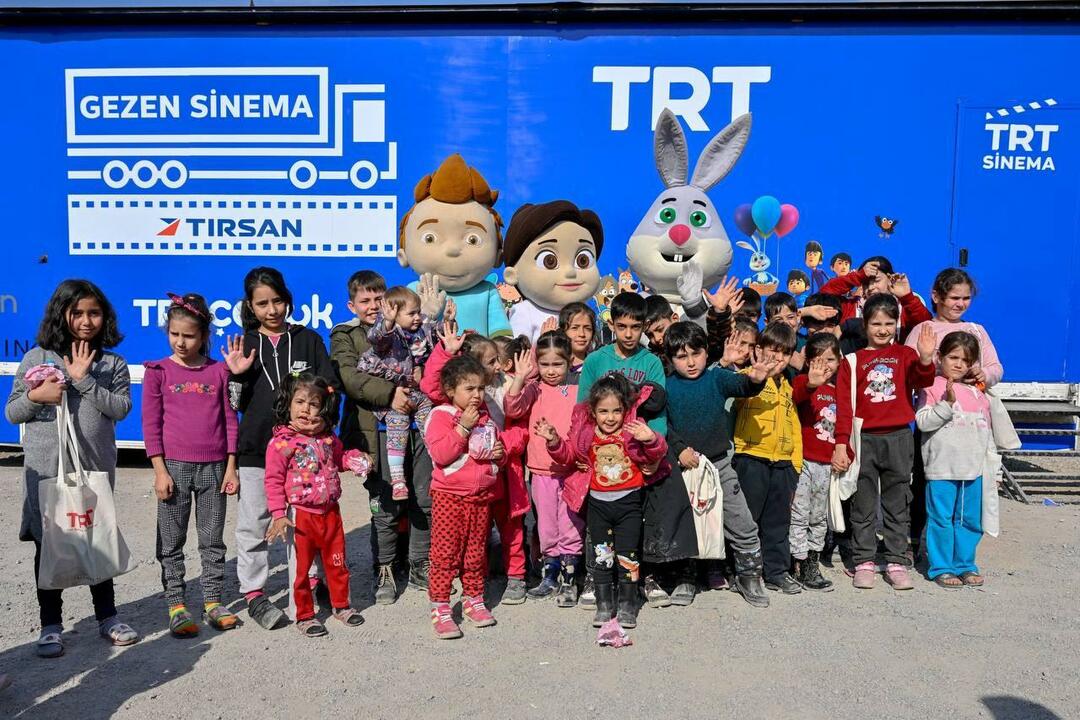 TRT Gezen Sinema depremzede çocukların yüzünü güldürdü