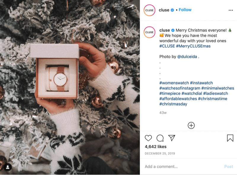 Instagram gönderisi @cluse'dan karlı bir ağacın önünde saat tutan kar tanesi kazaklı modelin fotoğrafını gösteren @dulceida, #cluse ve #meryclusemas hashtag'leriyle