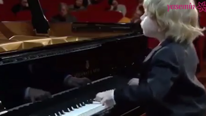 Küçük piyanist performans sergilerken kendinden geçtiği an!