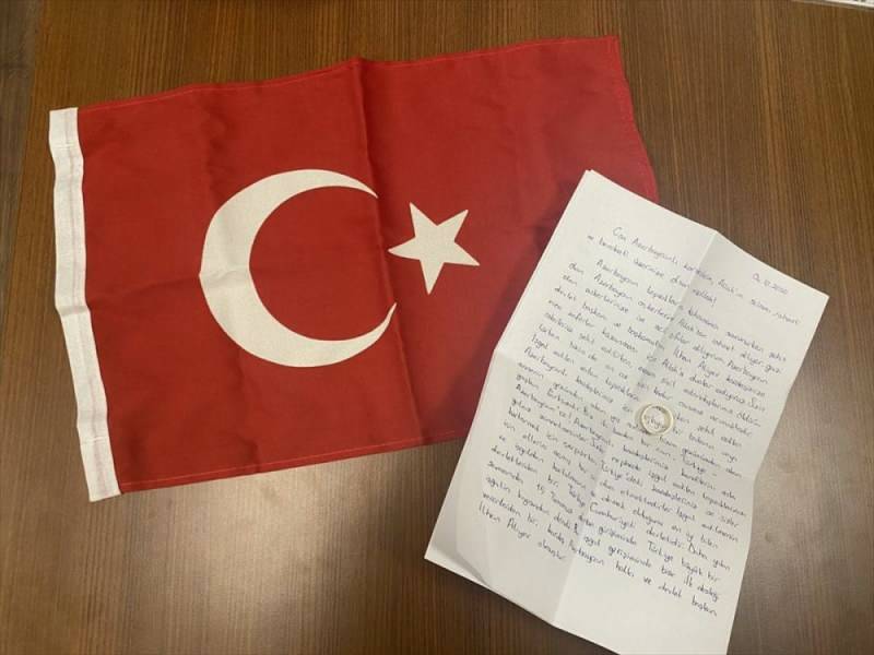 Öğretmen çift Azerbaycan'a destek için nişan yüzüğünü gönderdi