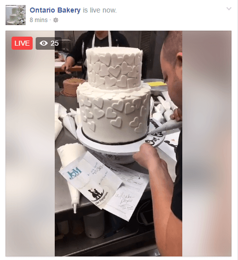 Bu canlı yayın, izleyicilerin pastanenin düğün pastalarını nasıl süslediğini görmelerini sağlıyor.