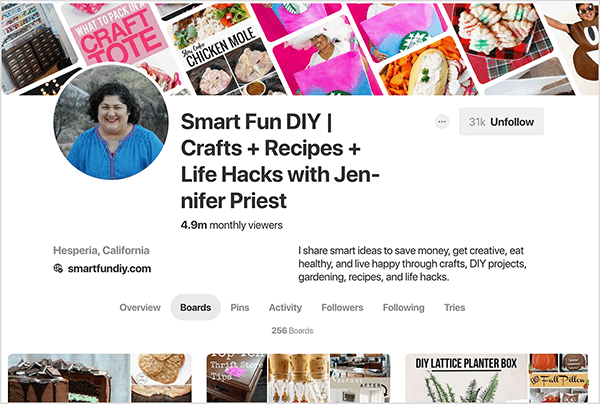 Bu, Jennifer Priest’in Pinterest profilinin Panolar sekmesi seçili bir ekran görüntüsüdür. Üstteki başlık resmi, köşegen üzerine eğimli pim görüntülerinin bir birleşimidir. Profilinin başlığı “Smart Fun DIY | El Sanatları + Tarifler + Jennifer Priest ile Life Hacks ”. Açıklamada "Paradan tasarruf etmek, yaratıcı olmak, sağlıklı yemek yemek ve el sanatlarıyla mutlu yaşamak için akıllı fikirler paylaşıyorum, Kendin Yap projeleri, bahçecilik, yemek tarifleri ve hayat kesmek. " İstatistiklere göre profilinde aylık 4,9 milyon izleyici ve 256 panoları. Sağ üstteki gri düğme, 31 bin takipçisi olduğunu ve siyah harflerle Takibi Bırak olarak etiketlendiğini gösterir. Diğer ayrıntılar, kızın Hesperia, California