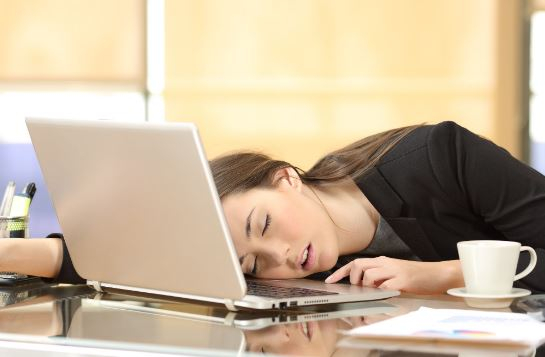 iş ortamında aniden gelen uyku atakları aşırı uykucu hastalığına neden olabilir