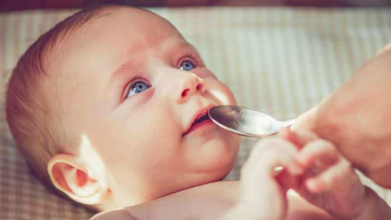 Bebeklere su ne zaman verilir? Ek gıdaya geçişte mama ile beslenen bebeğe su verilir mi?