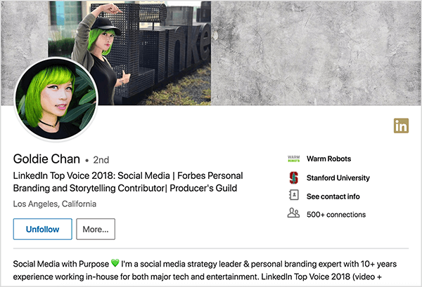 Bu Goldie Chan’ın LinkedIn profilinin ekran görüntüsüdür. Yeşil saçlı Asyalı bir kadın. Profil fotoğrafında makyaj, siyah gerdanlık kolye ve siyah tişört giyiyor. Sloganında “LinkedIn En İyi Sesi 2018: Sosyal Medya | Forbes Kişisel Markalaşma ve Hikaye Anlatma Katılımcısı | Yapımcı Loncası ”