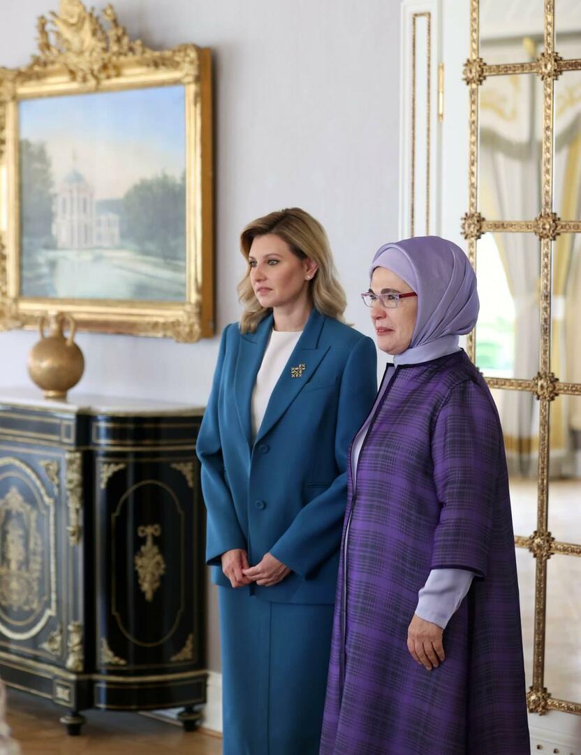 Emine Erdoğan Ukrayna Devlet Başkanının eşi Olena Zelenskayı misafir etti