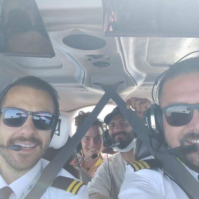 Pilot Ümit Erdim, ilk yolculuğunda ünlü isimleri uçurdu! Oğuzhan Koç ve Demet Özdemir...