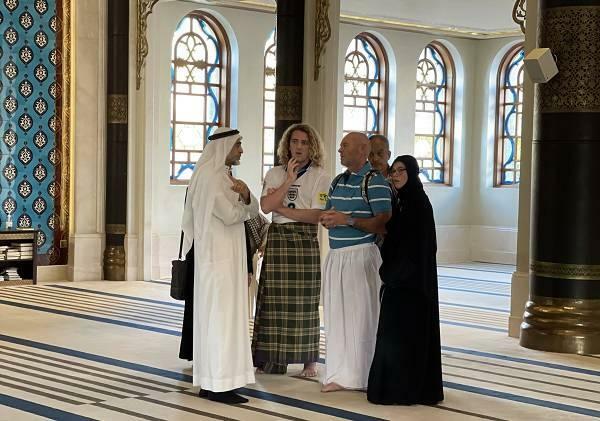 Katardaki turistler İslamın güzellikleriyle tanışıyor