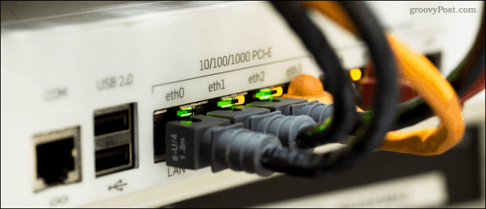 Bir ağ anahtarına takılı Ethernet kabloları