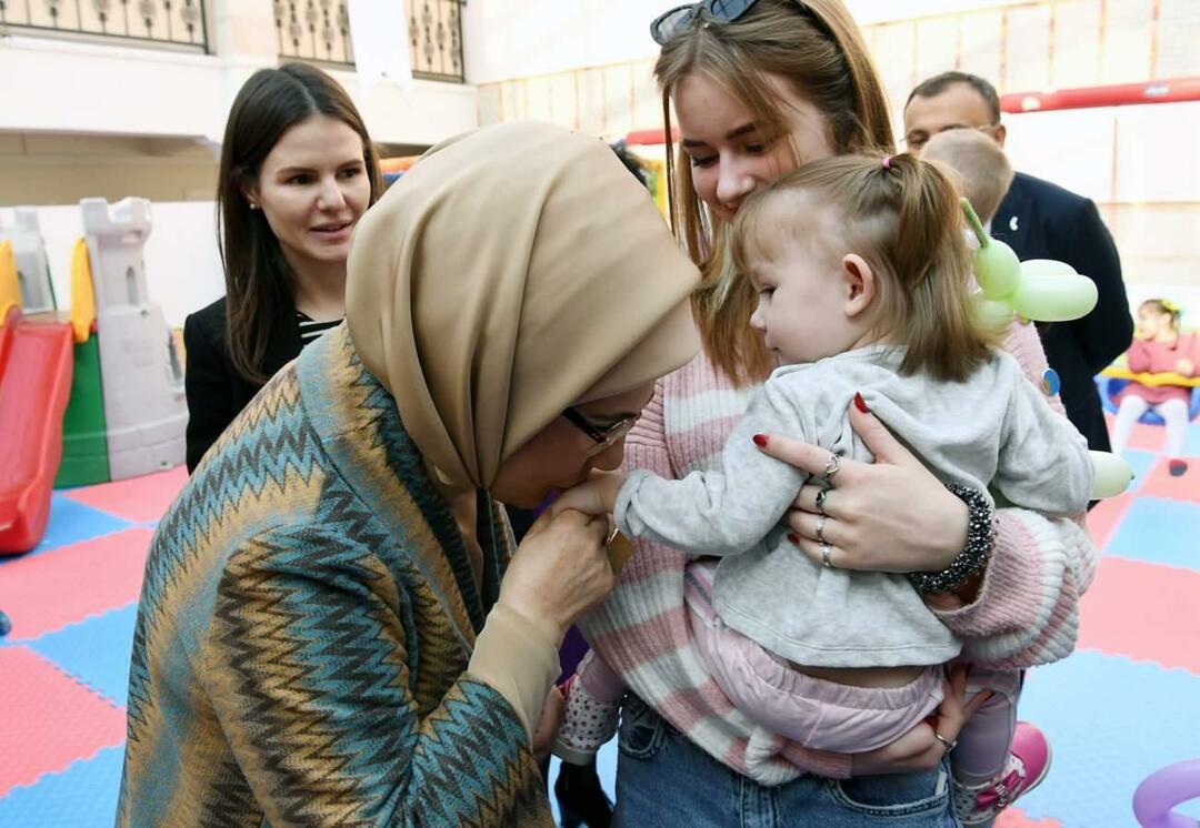 Emine Erdoğan Ukrayna'dan getirilen yetim çocuklarla buluştu