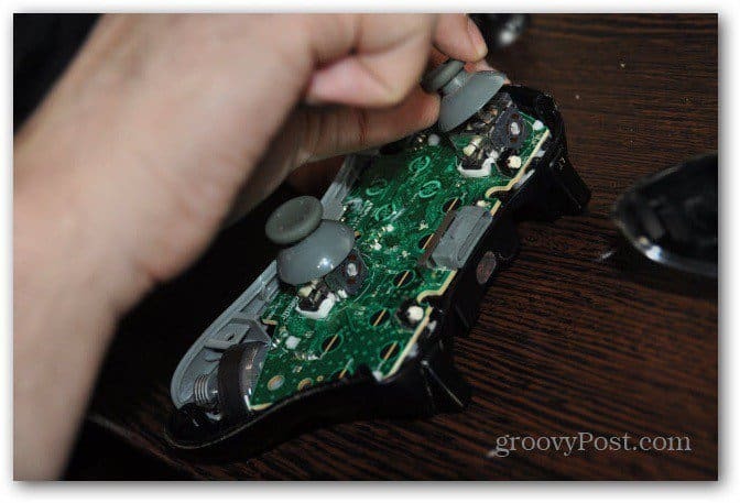 Xbox 360 denetleyicisi analog parmak çubuklarını değiştirin eski çubukları çıkarın
